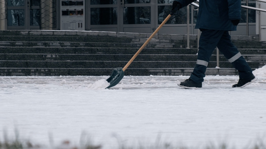 冬天下雪打扫积雪的工人视频