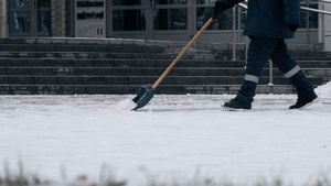 冬天下雪打扫积雪的工人15秒视频