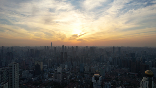 航拍城市夕阳晚霞落日余晖天空街景天际线4k素材视频