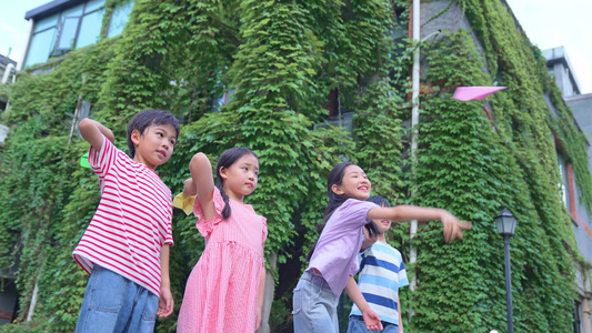 四个孩子开心的玩纸飞机视频
