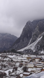 大雪中的玉龙雪山中村庄延时视频旅游景点视频