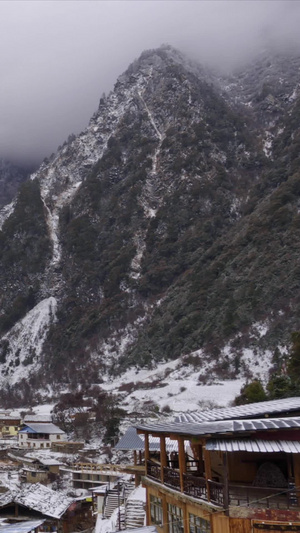 大雪中的玉龙雪山中村庄延时视频旅游景点8秒视频