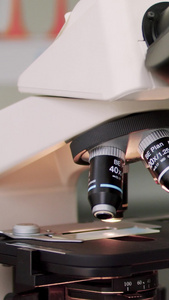 实拍科研人员认真观察试剂在显微镜下化学反应实验室视频