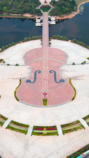 航拍云南玉溪市地标大提琴造型的聂耳音乐广场南溪桥67秒视频