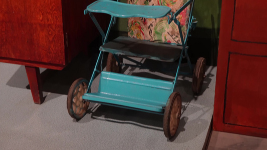 八十年代家庭写字台书柜婴儿车视频