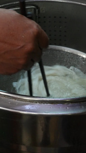 湖南凤凰古城特色中式美食牛肉米线制作过程素材美食素材视频