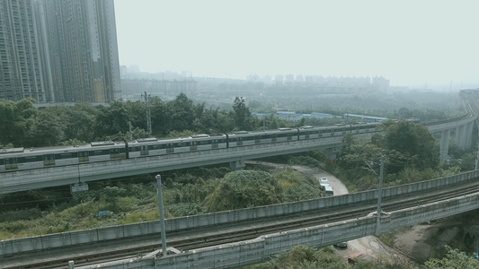 重庆城乡结合部轻轨站视频