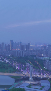 日转夜延时摄影城市桥梁道路夜景川流不息的车流素材道路素材视频