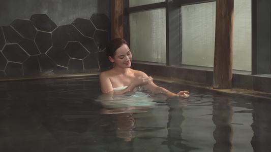 女性泡温泉池沐浴视频