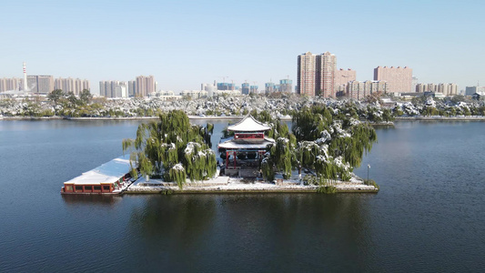 航拍山东济南大明湖5A景区雪景 视频