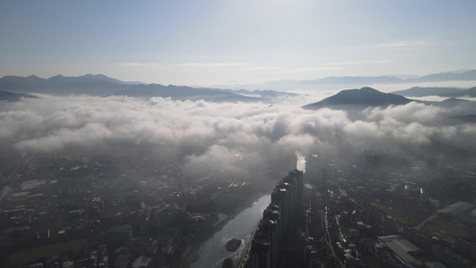 航拍城市清晨云海[晨光熹微]视频