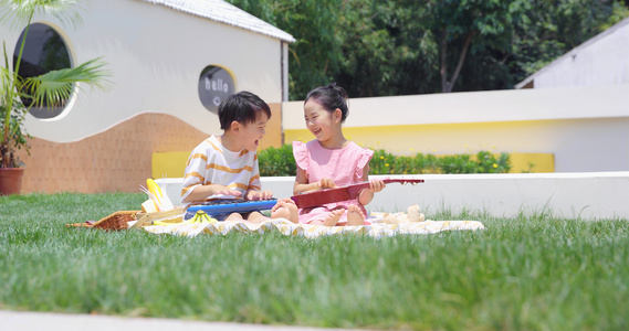 8K夏日孩童坐在草地上弹琴视频