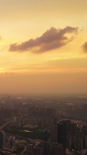 航拍城市罕见夕阳晚霞落日天空天际线高楼街景素材晚霞素材56秒视频