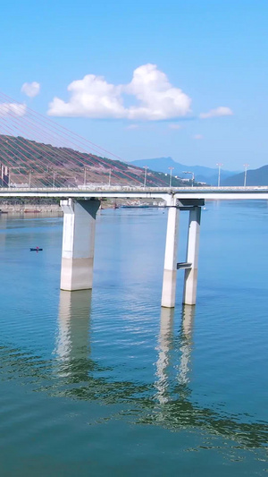 航拍集装箱轮船驶过万里长江经济发展长江三峡59秒视频