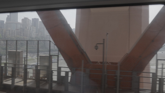重庆网红地标千厮门大桥下行轻轨视角实拍灰片素材视频