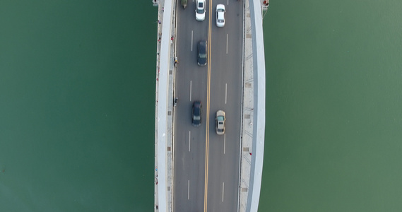 4K高清垂直航拍车流过桥视频