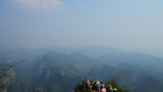 航拍湖南5A级旅游景区崀山山顶欣赏风景的拥挤人群4k素材视频