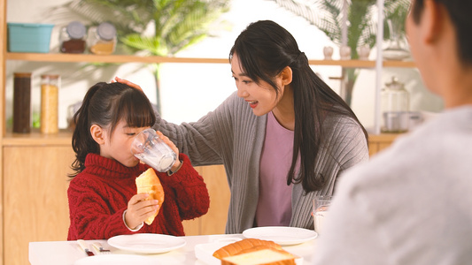 小女孩营养早餐视频