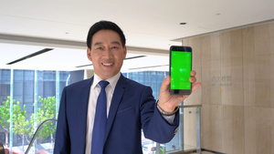 4k商务男性使用绿幕手机10秒视频