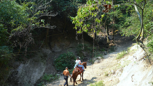 湖南5A级旅游景区崀山骑马爬山欣赏风景的游客慢镜头升格4k素材63秒视频