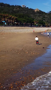 实拍夏日海边沙滩视频