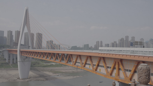 重庆网红景点千厮门大桥轻轨实拍灰片素材视频