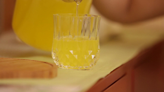 玻璃杯里倒果汁视频