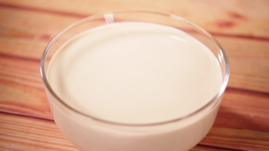 玻璃碗倒牛奶豆奶奶粉视频