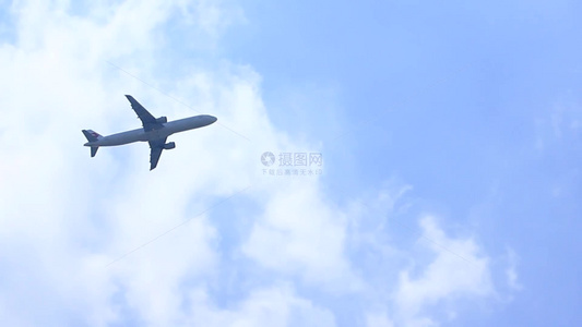 客运飞机在蓝天白云上空飞行视频