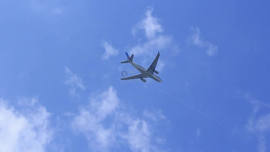 客运飞机在蓝天白云上空飞行视频