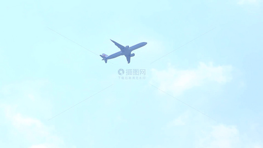 客运飞机在蓝天白云上空飞行视频