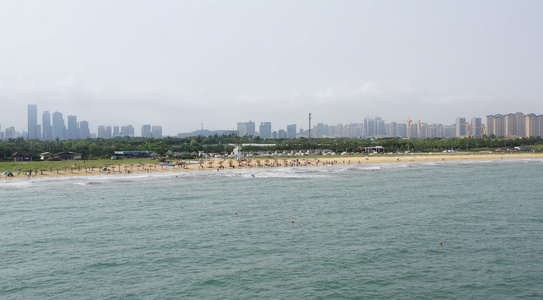 夏季避暑航拍青岛银沙滩海水浴场视频