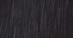 黑色背景前瓢泼的大雨30秒视频