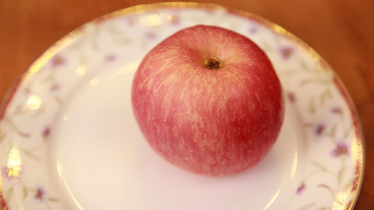 清洗苹果放在盘子里视频