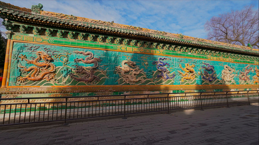 北京北海公园的建筑风光九龙壁视频