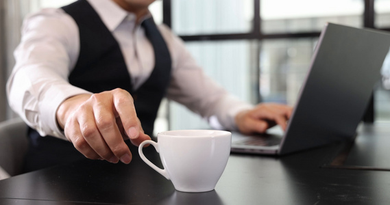 一个商务男士坐在会议室办公喝咖啡视频