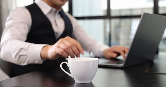一个商务男士坐在会议室办公喝咖啡视频