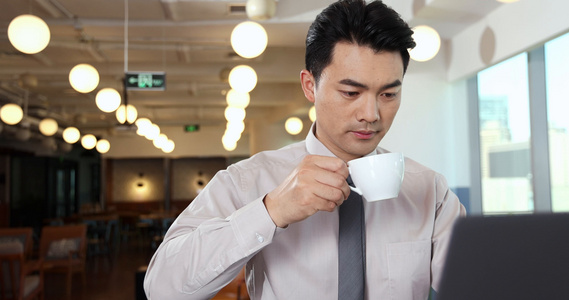 一位商务人士边工作边喝咖啡视频
