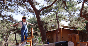 小女孩开心专注玩攀爬架独木桥20秒视频