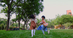 两个孩子在草地上手拉手开心奔跑回头看7秒视频