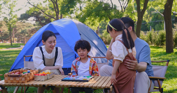 一家四口在露营地玩游戏开心欢呼庆祝视频