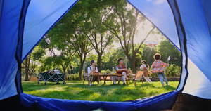 透过帐篷一家四口在露营地开心玩耍48秒视频