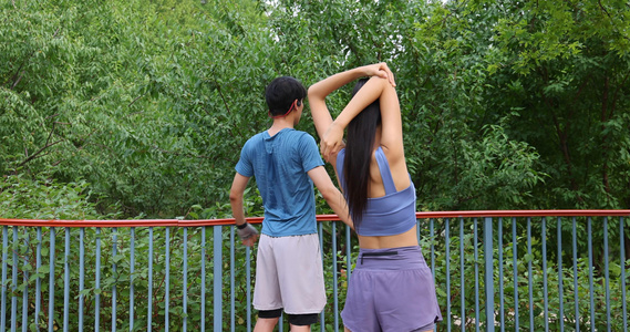 两个年轻人做拉伸运动视频