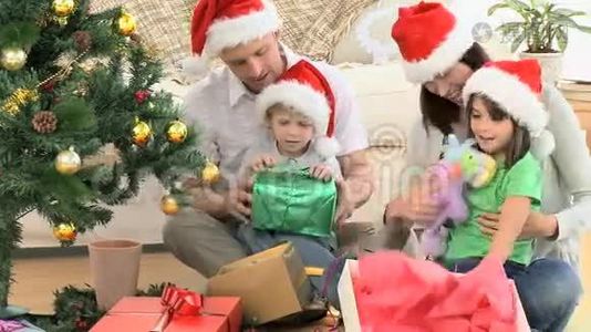 可爱的家庭打开圣诞礼物视频