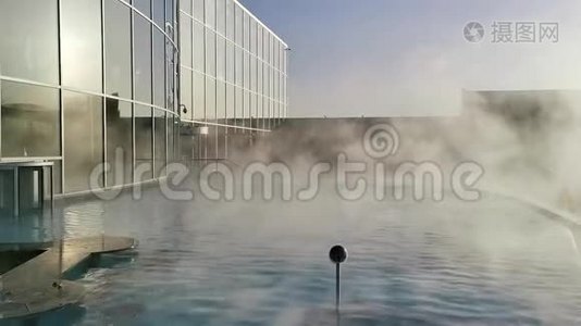 室外热池-水面有大量蒸汽视频