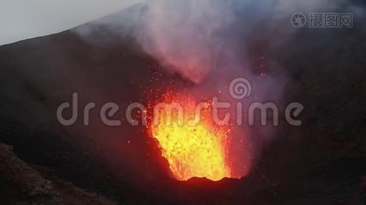 活火山火山口熔岩湖，喷发红色炽热熔岩，气体，灰烬，蒸汽视频