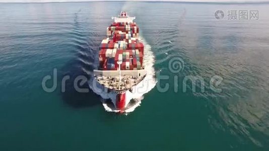 4.集装箱货船在海上航行，海水在4k视频