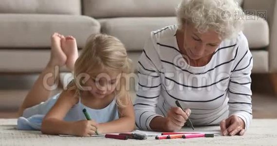 老奶奶教小孙女一起用毛毡笔画画视频