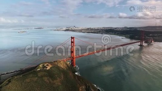 大型壮观的红钢金门大桥在旧金山野生自然山岗空中无人机海景天际线视频