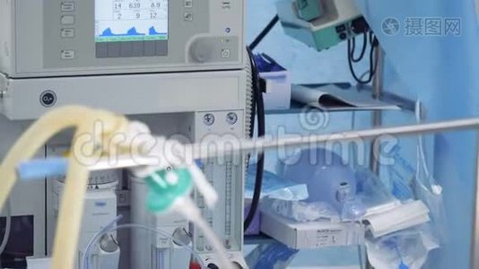 手术室的一套正常运转的医疗设备视频